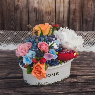 kompozisyon bir tencerede değişik çiçek