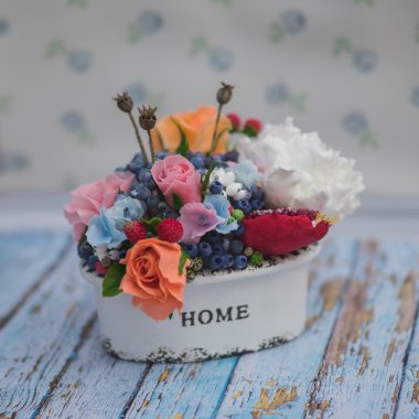 kompozisyon bir tencerede değişik çiçek