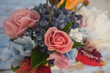 kompozisyon bir tencerede değişik çiçek