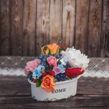 kompozisyon bir tencerede değişik çiçek