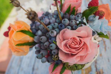 kompozisyon bir tencerede değişik çiçek