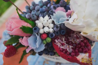 kompozisyon bir tencerede değişik çiçek