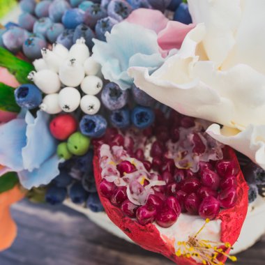 kompozisyon bir tencerede değişik çiçek