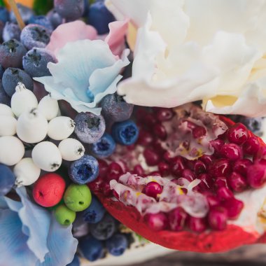 kompozisyon bir tencerede değişik çiçek