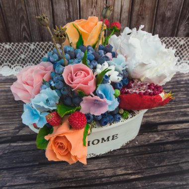 kompozisyon bir tencerede değişik çiçek