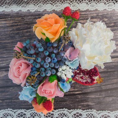 kompozisyon bir tencerede değişik çiçek