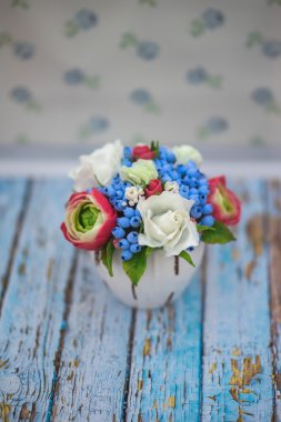 kompozisyon bir tencerede değişik çiçek