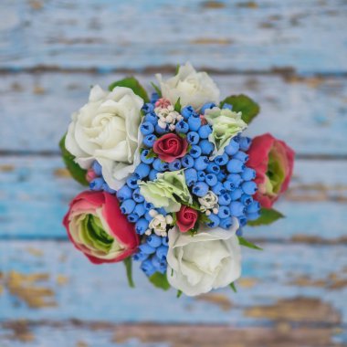 kompozisyon bir tencerede değişik çiçek