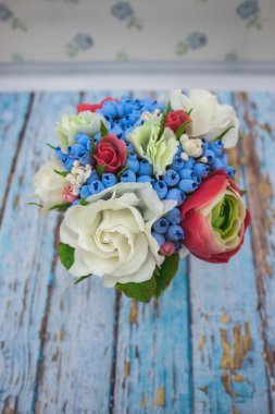 kompozisyon bir tencerede değişik çiçek