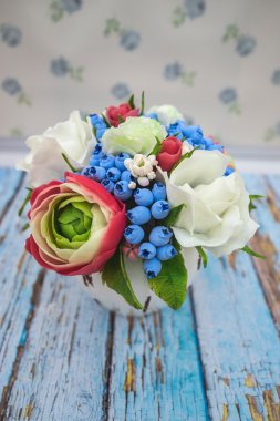 kompozisyon bir tencerede değişik çiçek