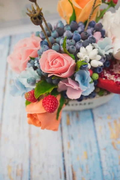 Composition de différentes fleurs dans un pot — Photo