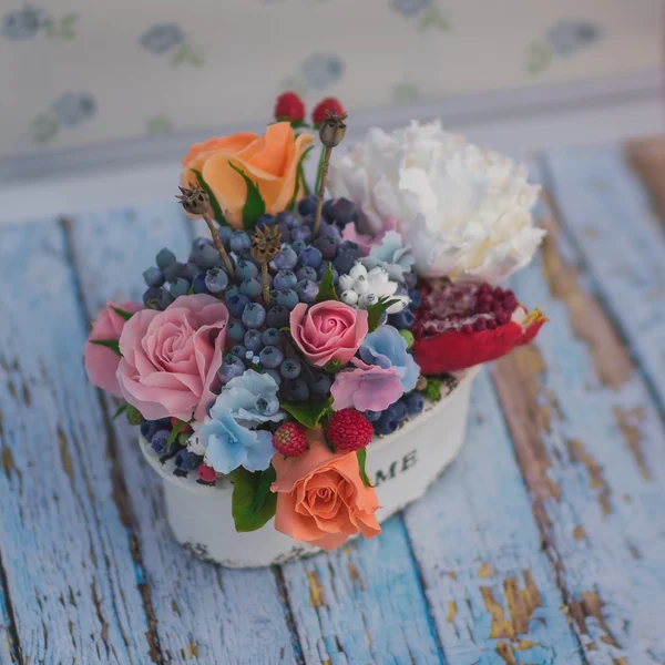 Composition de différentes fleurs dans un pot — Photo