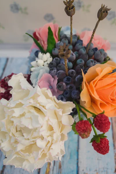 Composition de différentes fleurs dans un pot — Photo