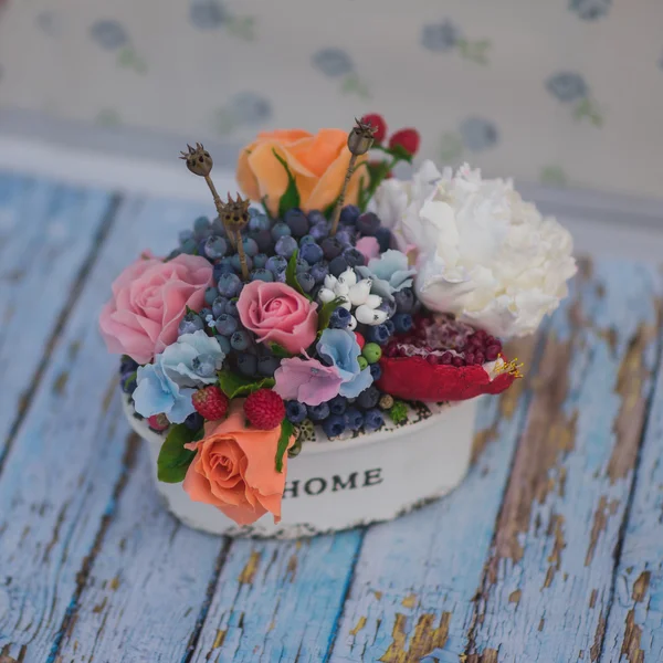 Composition de différentes fleurs dans un pot — Photo