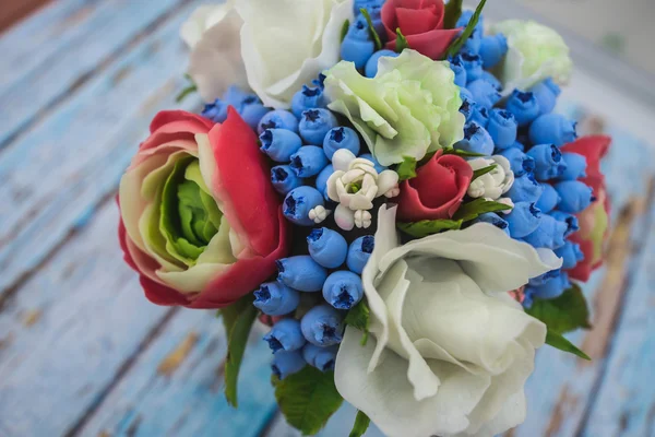 kompozisyon bir tencerede değişik çiçek