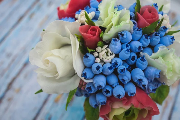 kompozisyon bir tencerede değişik çiçek