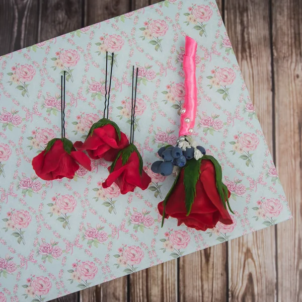 Boutonnière et épingles avec une rose rouge — Photo