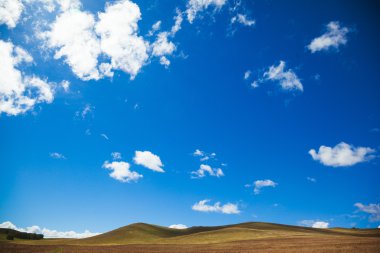 güneşli Bozkır ve tepeler