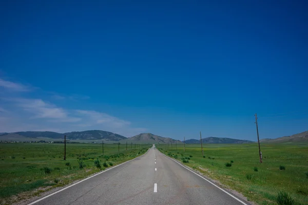 Estrada se estende para a distância — Fotografia de Stock