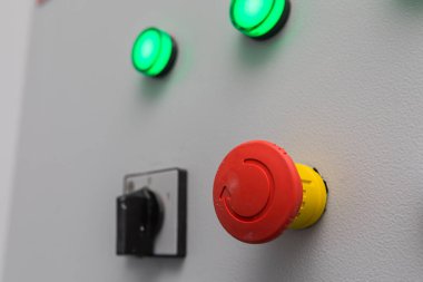 Üretim tesisinde acil durdurma düğmesi ve diğer elektronik düğmeler