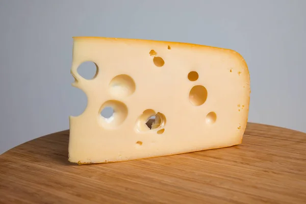 Schweizer Käse Emmenthal Auf Holzbrett — Stockfoto