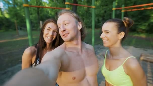 フィットネス、スポーツ、友情、技術、健康的なライフ スタイル コンセプト - 屋外 selfie を取って幸せな友人のグループ. — ストック動画