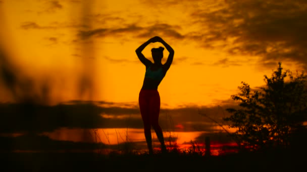 Unbekümmerte Frau tanzt im Sonnenuntergang. Urlaub Vitalität gesundes Wohnkonzept. — Stockvideo
