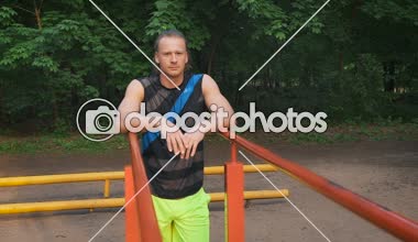 Açık havada egzersiz yaptıktan sonra molası bir sporcu portresi, genç sportif adam oturan eğitim sonra dinlenmek spor oynuyorsunuz