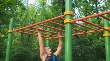 Yatay çubuğu pull-up yapan kaslı erkek