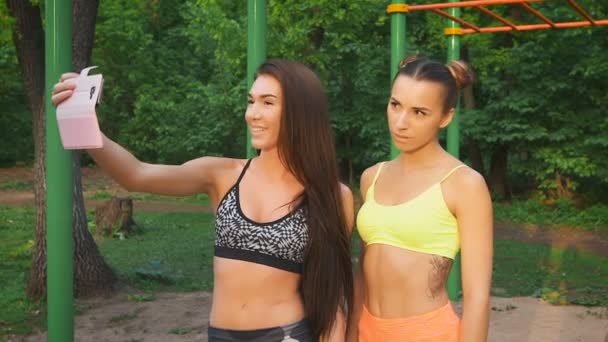 Due ragazze fanno allegri selfie fitness. Figure sportive e buon umore . — Video Stock