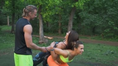 Koç ile iki kızı olmuştur. Egzersiz çok eğlenceli oldu önce ısınmak.