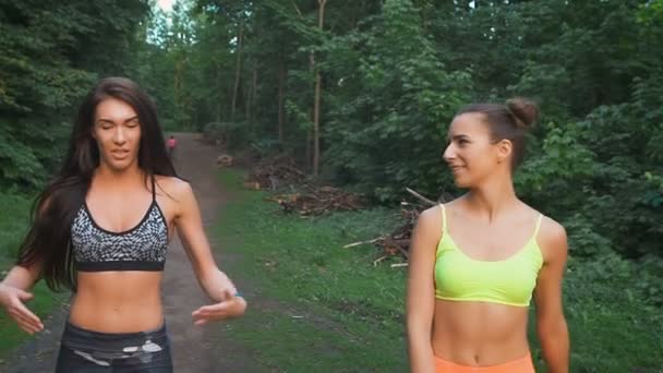 Hermosas mujeres jóvenes caminando al aire libre. Corrieron una larga distancia, descansan y respiran por una técnica especial. . — Vídeos de Stock