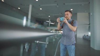Havaalanında, hipsters bir smartphone kullanarak bir resim çekmek.