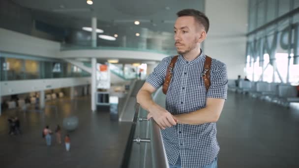 Viajantes de negócios no aeroporto. Com a ajuda da Internet resolve seus negócios remotamente . — Vídeo de Stock