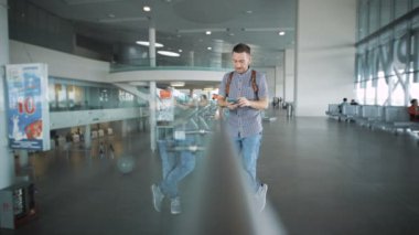 İş yolcuları havaalanında. Internet yardımı ile işlerini uzaktan çözer.