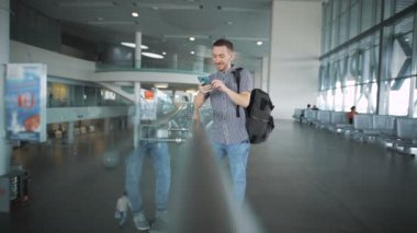 Modern şık adam devam ediyor bir smartphone ile çalışmak.