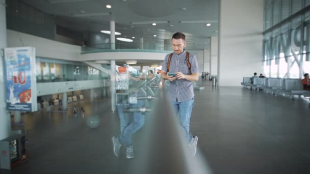 Affärsresenärer som är på flygplatsen. Med hjälp av Internet löser sin verksamhet distans. — Stockvideo