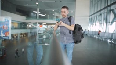 Modern şık adam devam ediyor bir smartphone ile çalışmak.