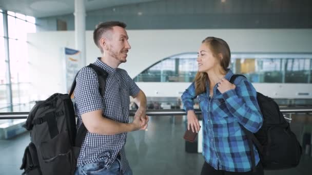 Utazik fogalom. Várakozás a beszállás. Boldog szerető pár alkalmi viselet állandó repülőtér — Stock videók