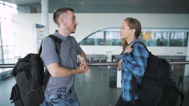 空港で若者のカップル。発表、航空機着陸、乗客がゲートに行く. — ストック動画
