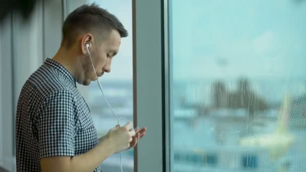 Jovem viajante está esperando no aeroporto — Vídeo de Stock