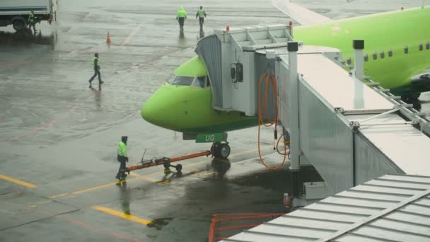 Aeronaves atracadas en Domodedovo Aeropuerto Internacional — Vídeo de stock