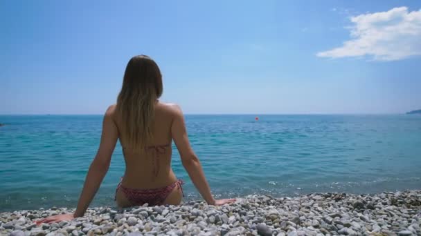 Giovane donna attraente rilassante sulla spiaggia . — Video Stock