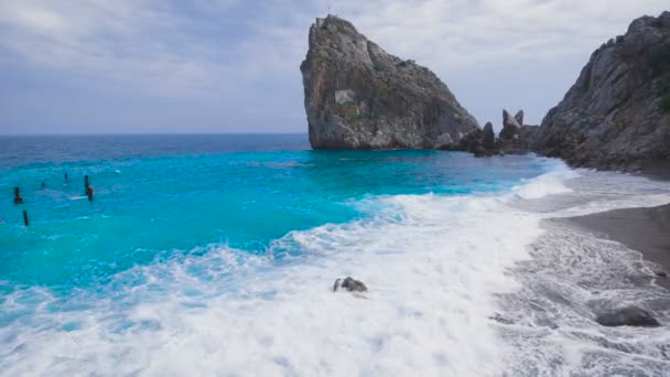 Marítima. Ondas rolaram na praia de seixos — Vídeo de Stock