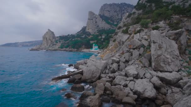 Chiesa cattolica e protestante sulla spiaggia, ai piedi della montagna . — Video Stock