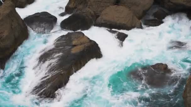 Kracht van de natuur. de golven van de zee gerold op kust rotsen. — Stockvideo