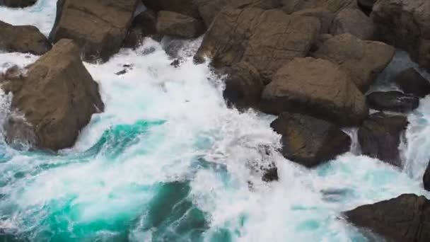 Dos elementos. las olas del mar rodaron sobre rocas costeras . — Vídeos de Stock