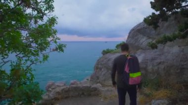 Genç bir adam kenarına gelir ve Tanrı'ya döndü. Bir şey hakkında dua ediyor