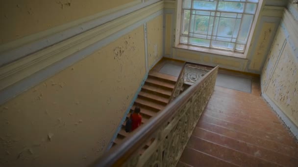 Endroit mystérieux et effrayant. La fille en robe rouge monte les escaliers. 