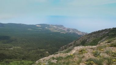 Dağlardan panoramik deniz, orman ve yerleşim.